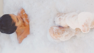 お風呂に入る女性