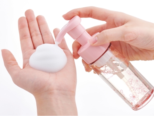 女性の声から生まれた、華やかで優しいピンクフローラルの香り