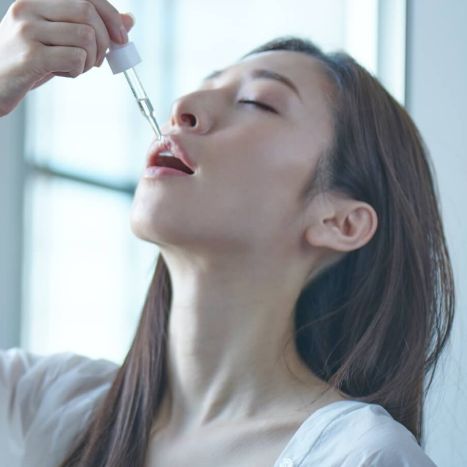 舌下でじっくり摂取する女性