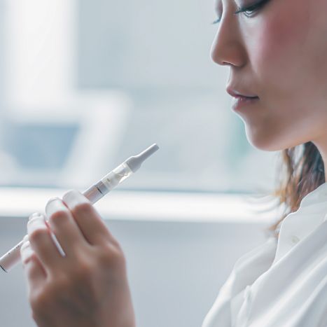 フレーバーカートリッジを吸う女性